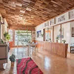 Rustic Double Room - Waterfront - Nearby Shops - Shared Bathroom