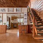 Rustic Double Room - Waterfront - Nearby Shops - Shared Bathroom