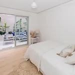 3 Bedroom Beachfront Manly Garden Apartment
