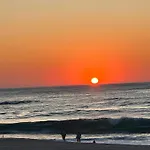 Coogee Sunrise 2 Bed Apt With Parking, Work Desks & Balcony