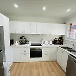 Coogee Sunrise 2 Bed Apt With Parking, Work Desks & Balcony