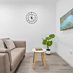 Burwood 1Br Apt Neartrainshopping Street Parking