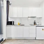 Burwood 1Br Steps To Train Station Shopping