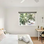 Elegant Double Room - Mins To Airport - Shared Bathroom