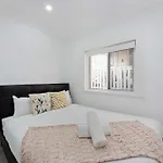 Stylish 4-Bed Loft In Manly Walk To Beach & Ferry