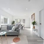Stylish 4-Bed Loft In Manly Walk To Beach & Ferry