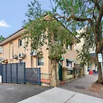 Stylish 4-Bed Loft In Manly Walk To Beach & Ferry