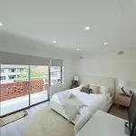 Coogee Sunrise 2 Bed Apt With Parking, Work Desks & Balcony