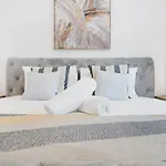 Modern 2Br With City Views & Pool Near Parramatta