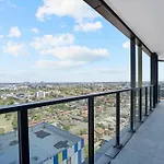 Modern 2Br With City Views & Pool Near Parramatta