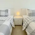 A Cozy 2B2B Apartment Near Airport & Train Station