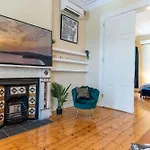 Peaceful And Stylish Petersham Aparttment With Parking
