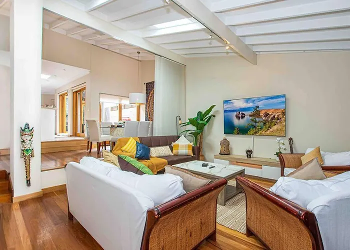 Luxury Retreat Home - 4Bed House W/Parking - Mins From Cbd
