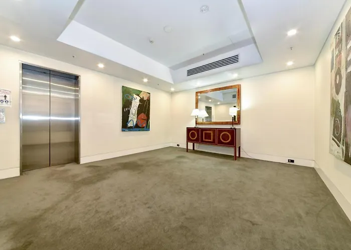 Goldsbrough 2 Bedrooms Split Apartment