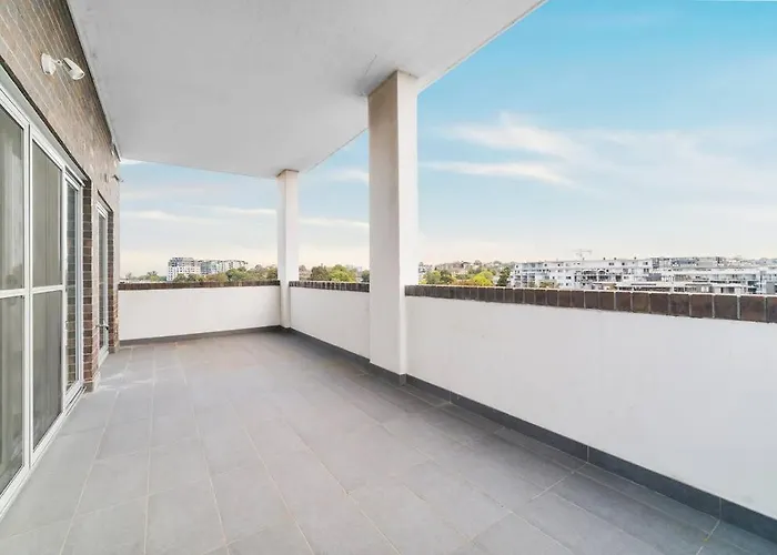 Spacious 3 Bed Apartment Near Airport With Parking