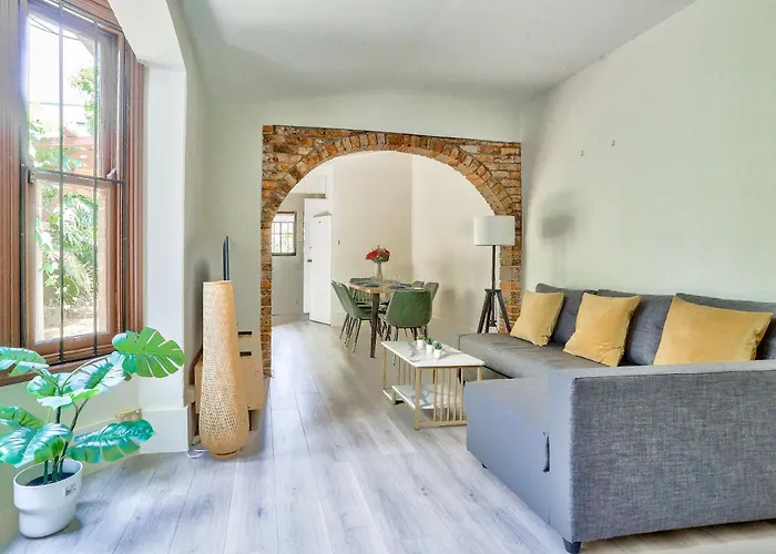 Comfortable 2 Bedroom House Paddington 2 E-Bikes Included