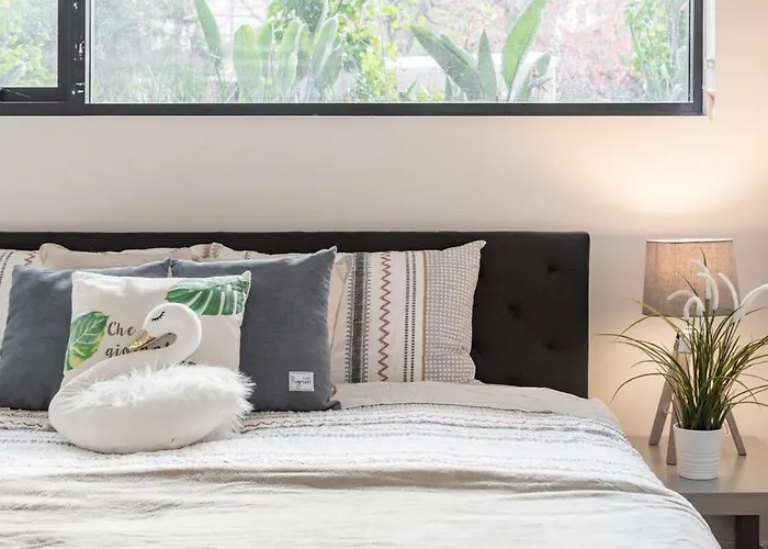 King Bed Apt Study Homebush Sleeps 5