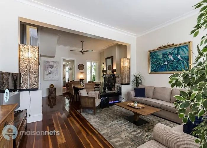 3 Bedroom House With Large Courtyard & City Views
