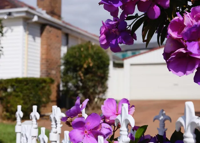 3 Bedroom House With Wi-Fi, Netflix, Ac, Timber Floor, Well-Fenced