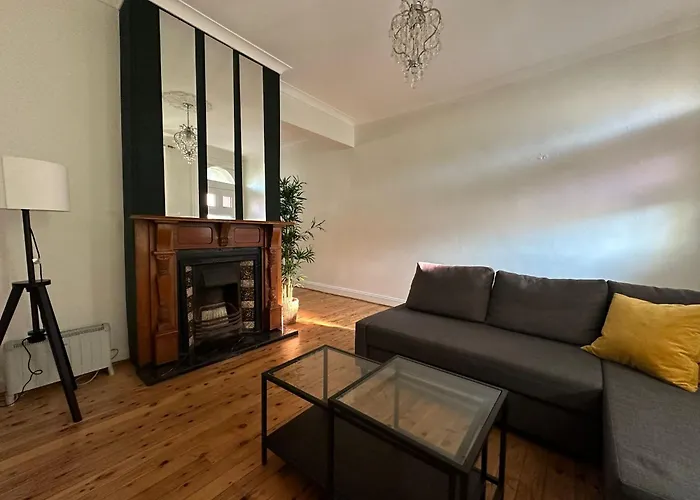 Comfortable 2 Bedroom House Glebe
