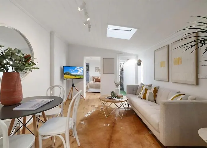 Balmain Central Cozy 3 Bed House