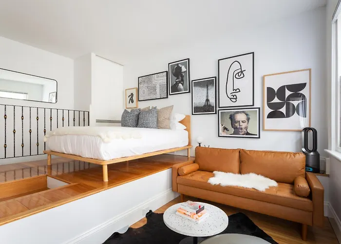 Historic Art-Filled Studio Close To Transport