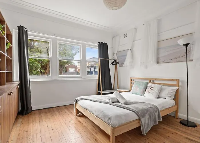 Rustic Double Room - Waterfront - Nearby Shops - Shared Bathroom