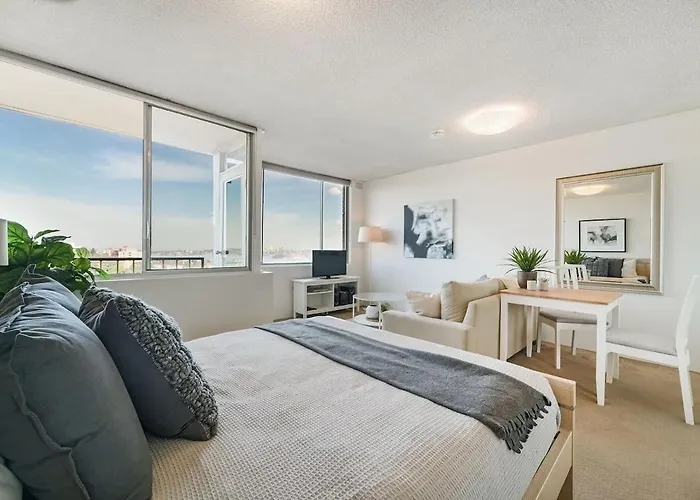 Bright And Sunny Studio Apartment