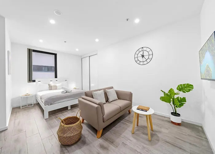 Burwood 1Br Apt Neartrainshopping Street Parking