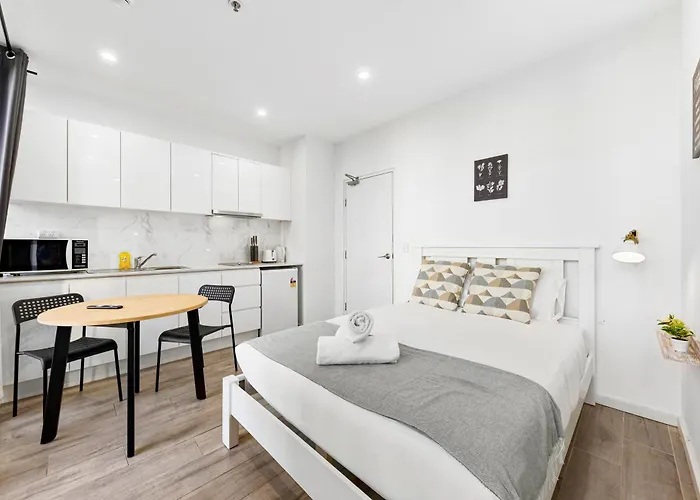 Burwood 1Br Steps To Train Station Shopping