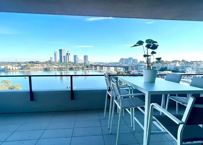 Stunning Waterfront 3 Bedroom Condo With Pool, Bbq