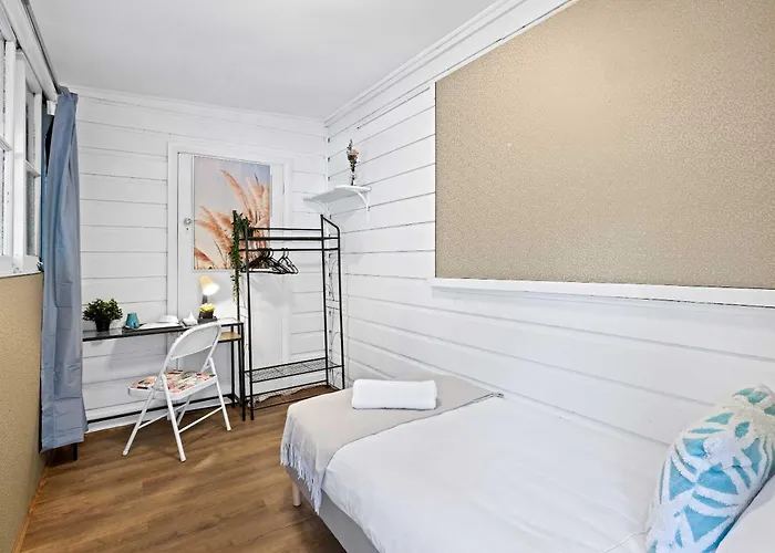 Boutique Single Room - Centrally Located - External - Shared Bathroom