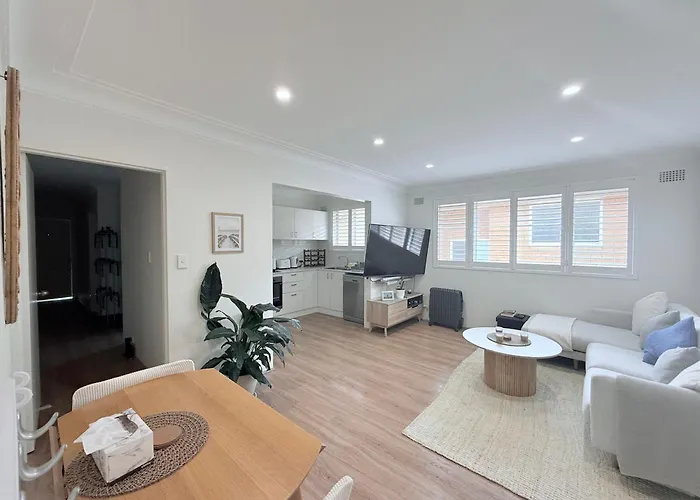 Coogee Sunrise 2 Bed Apt With Parking, Work Desks & Balcony