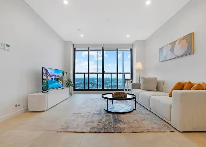 Modern 2Br With City Views & Pool Near Parramatta