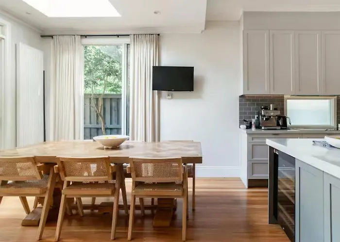 1 Bedroom In A Home In Queens Park
