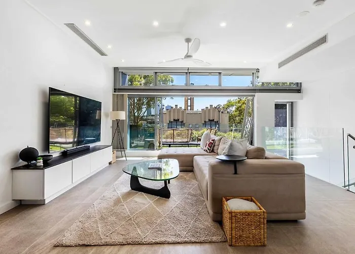 Beautiful House In Glebe With Two-Car Garage