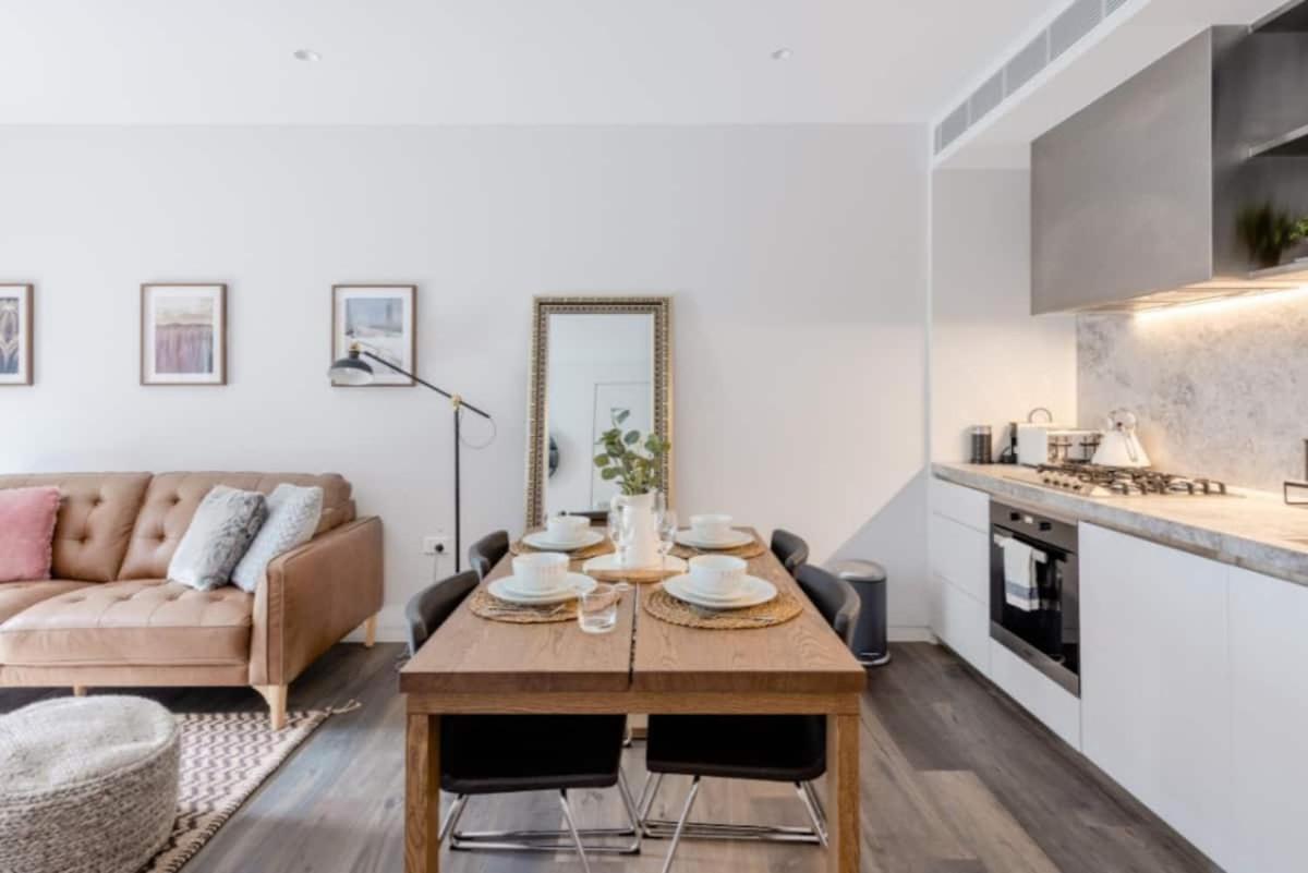Deluxe Classic-art Living Collection In Double Bay Apartment
