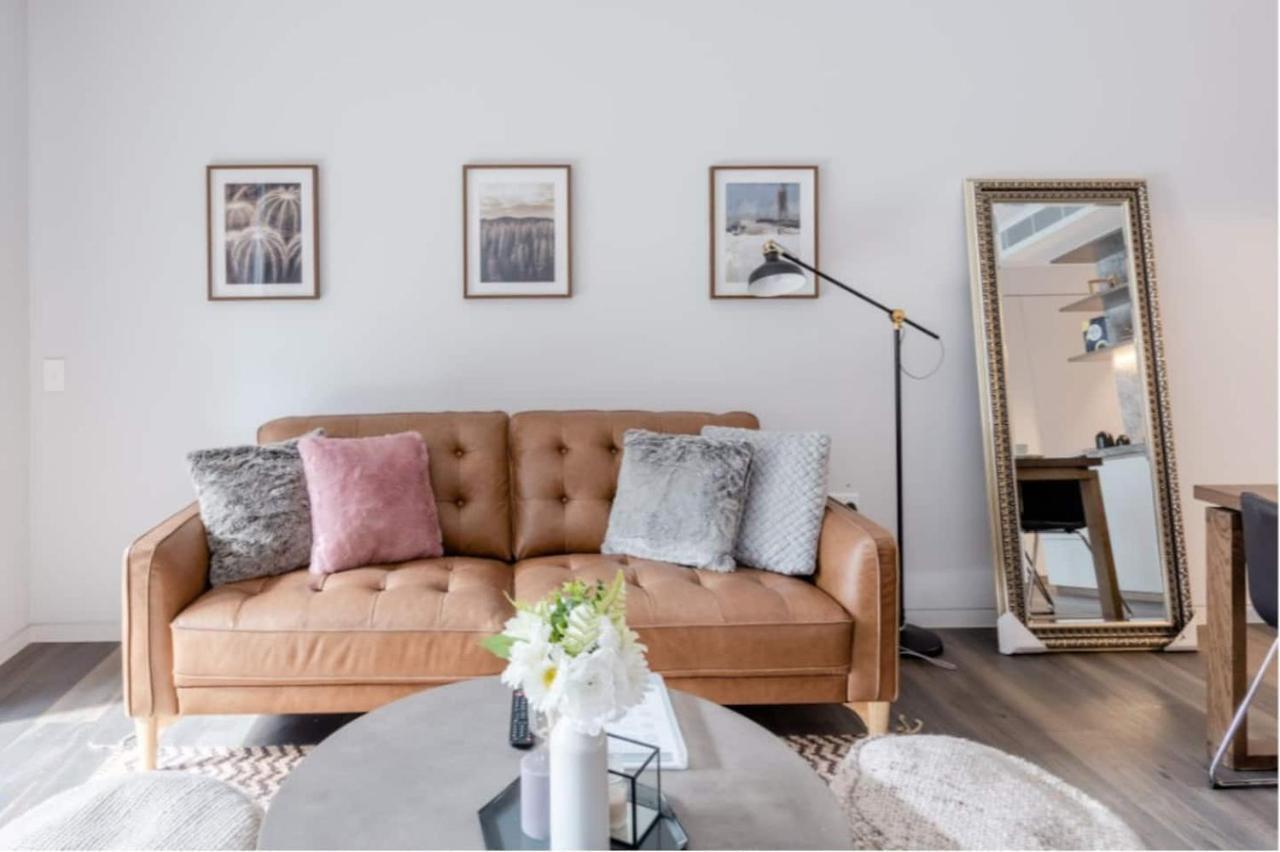 Deluxe Classic-art Living Collection In Double Bay Apartment *