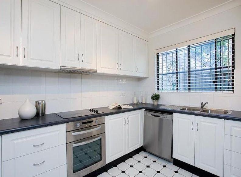Spacious 3 Bed 2 Bathroom Apartment With Parking *