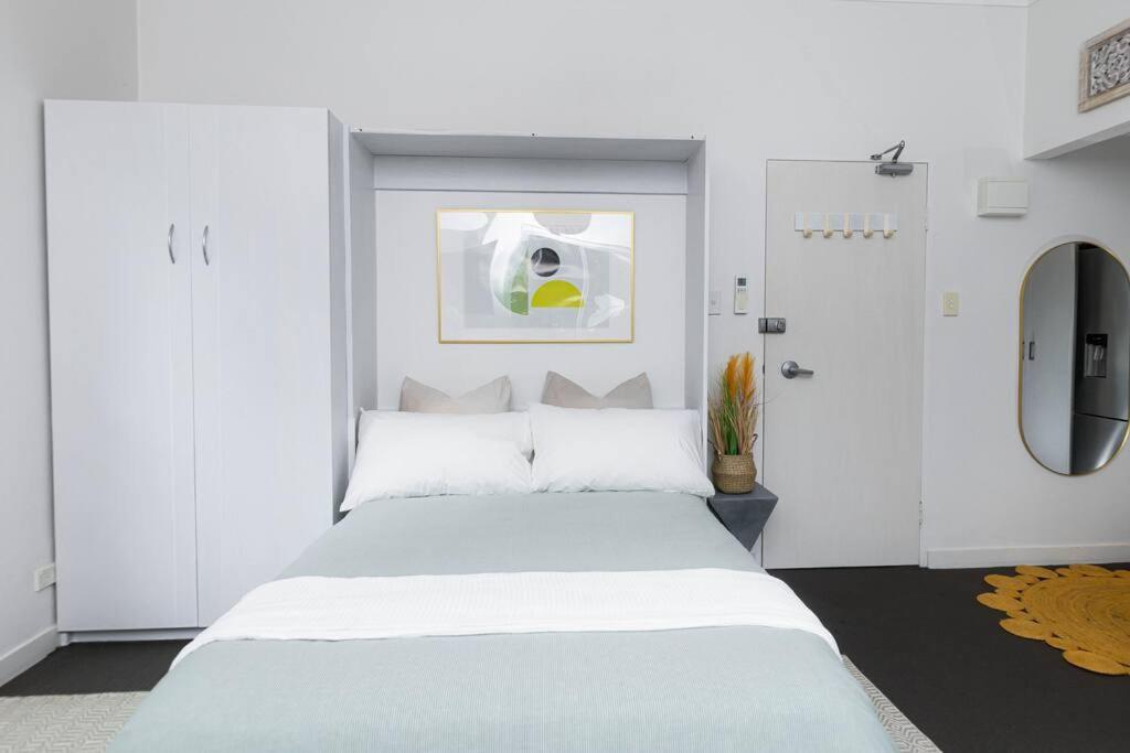 Bright Beachfront With Terrace & Aircon * Sydney