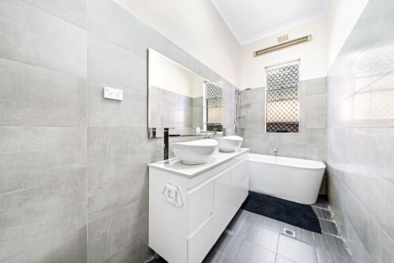 4 Bedroom House 500m To Drummoyne Bay Run