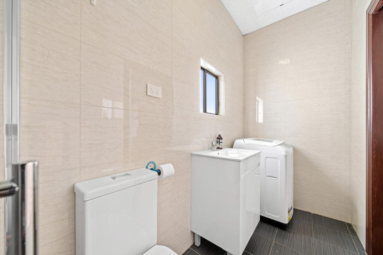 Spacious 1 Bedroom With Free Parking *