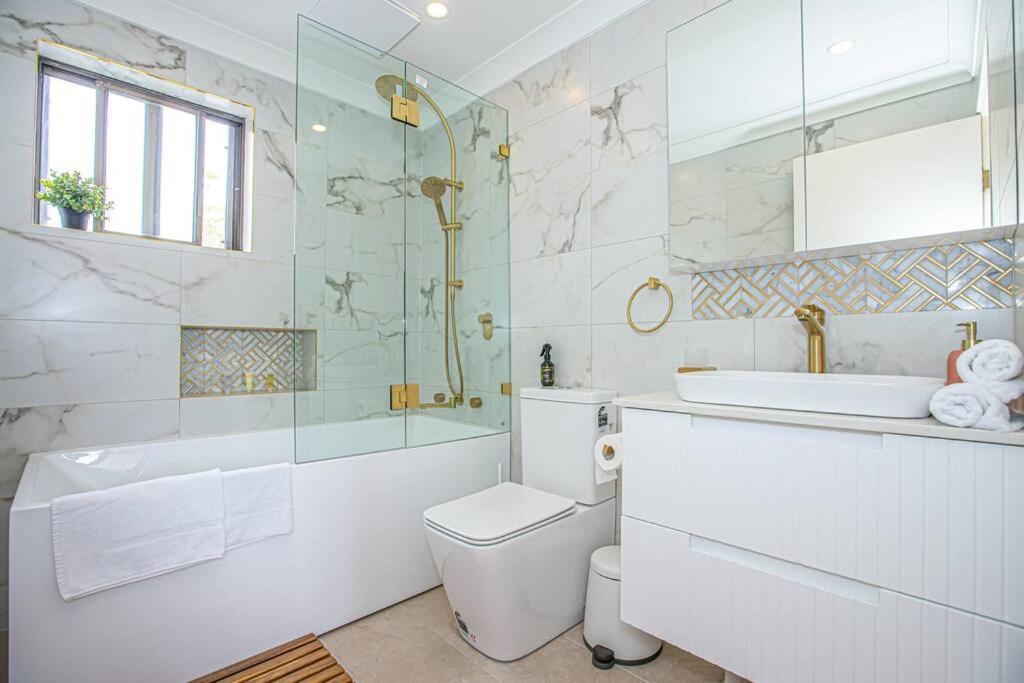 Luxury Retreat - 4bed House W/parking - Mins From Cbd Pousada