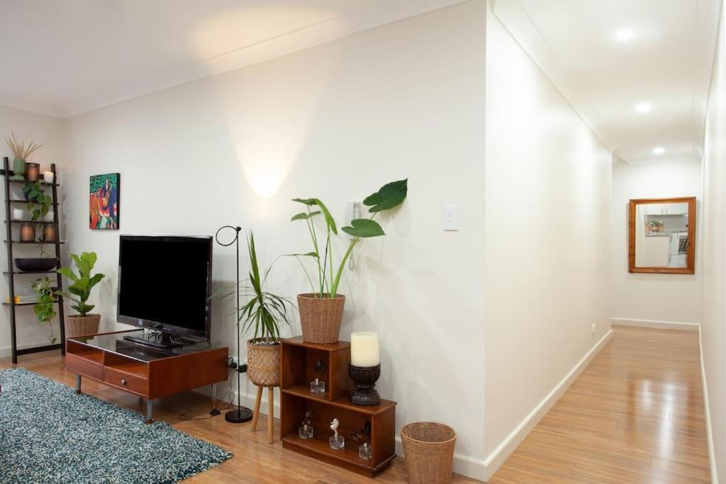 Huge 3 Bed Camperdown Garden W Parking Aircon * Sydney