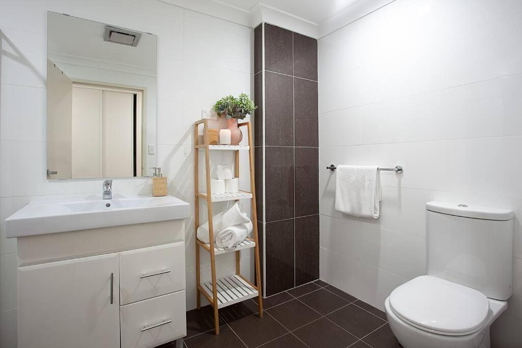 Apartment Huge 3 Bed Camperdown Garden W Parking Aircon