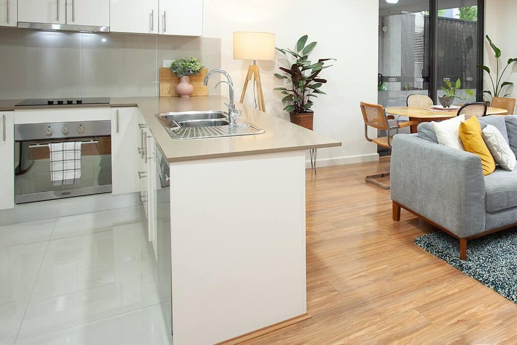 Huge 3 Bed Camperdown Garden W Parking Aircon Apartment