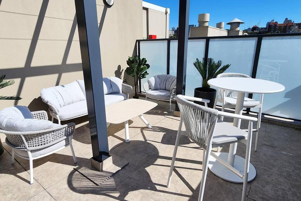 Penthouse With Private Terrace, Parking + 2 Pools Apartment