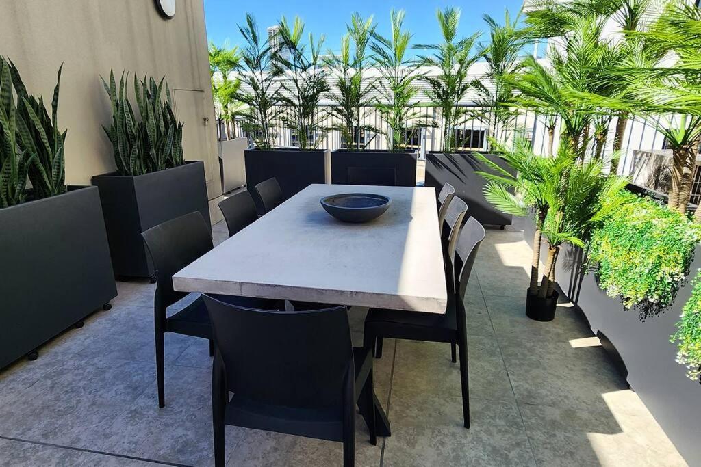 Penthouse With Private Terrace, Parking + 2 Pools Apartment
