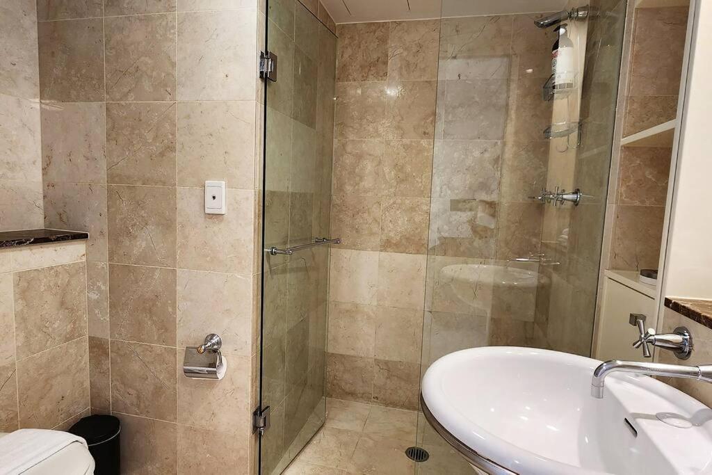 Apartment Penthouse With Private Terrace, Parking + 2 Pools Sydney