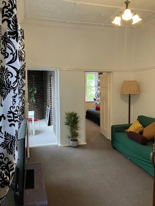 Apartment Quirky Unit With Rooftop Terrace Sleeping Up To 4 *